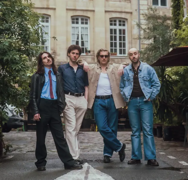 Le groupe debout dans une cour d'immeuble bordelais