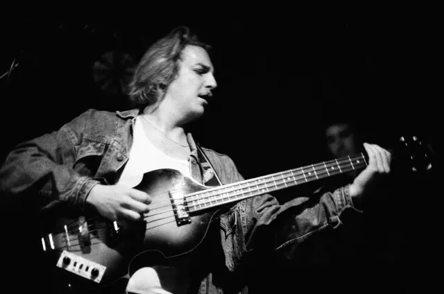 Bassiste en concert, photo noir et blanc