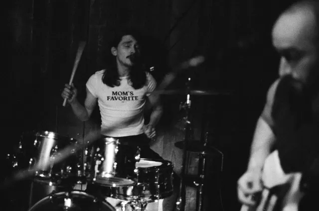 Batteur et guitariste sur scène, photo noir et blanc